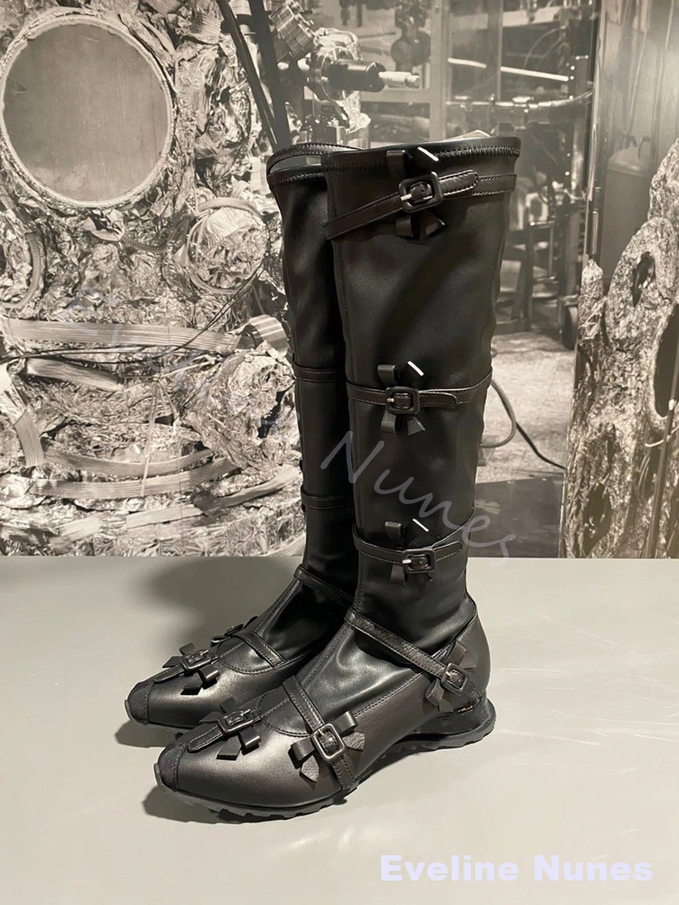 バタフライノットベルトバックル付きブラックブーツ レディース - Leather Classic Strap のレビューと価格